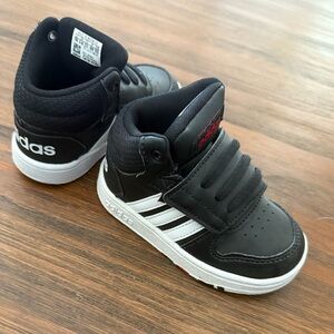 NWOT Kids Adidas HOOPS Basketball  Velcro Strap Black and White Sneakers, 7